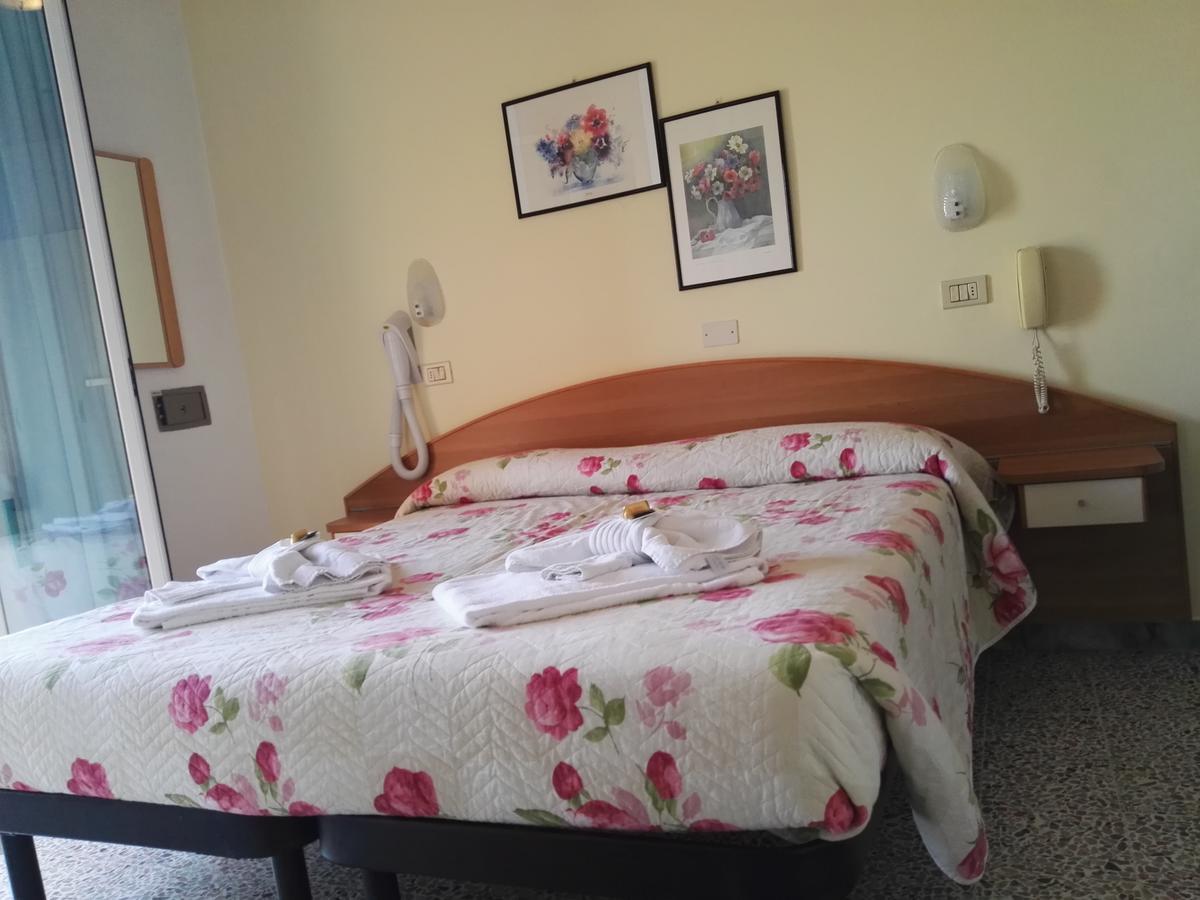 Hotel Sombrero Римини Экстерьер фото