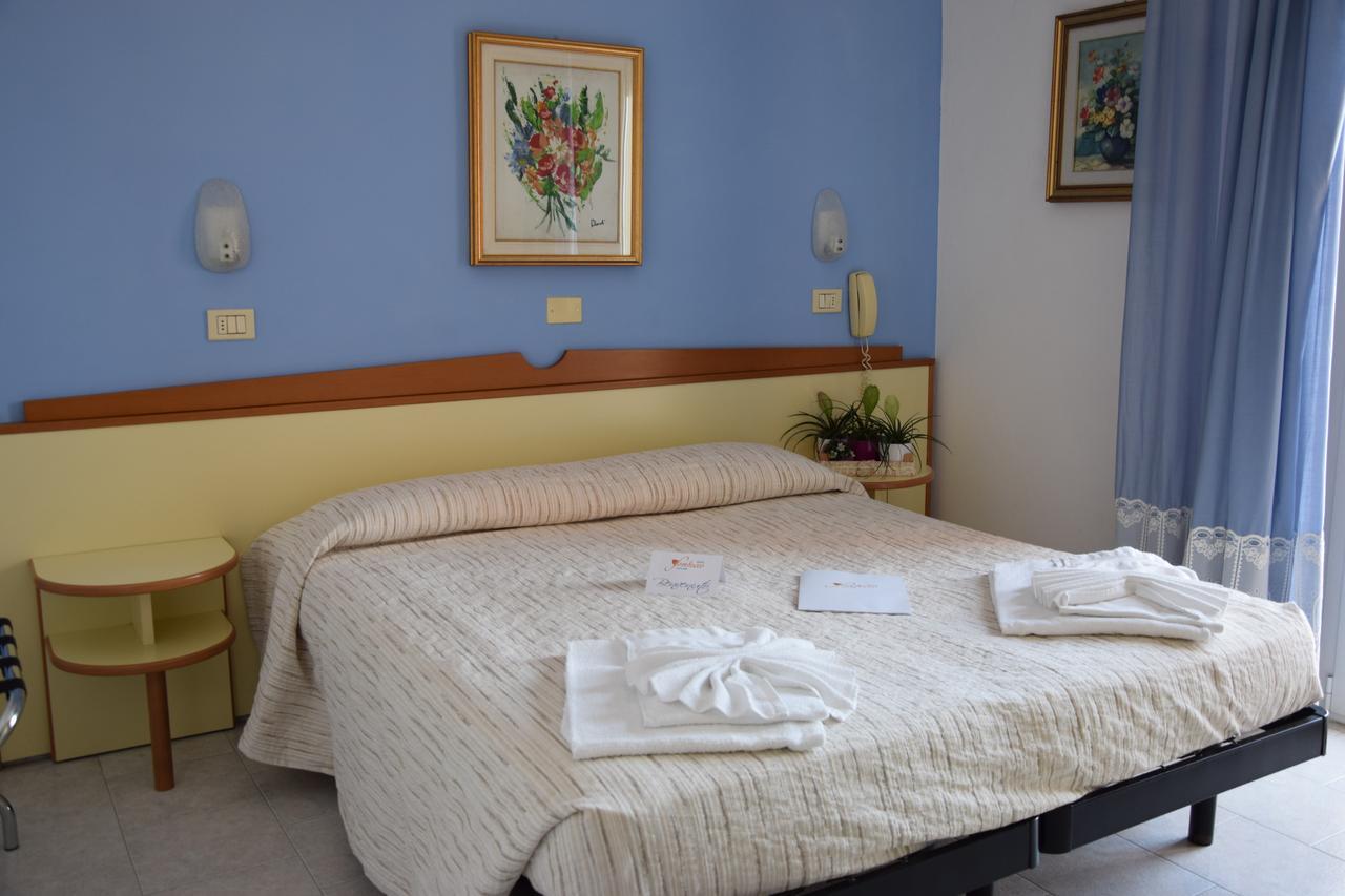 Hotel Sombrero Римини Экстерьер фото