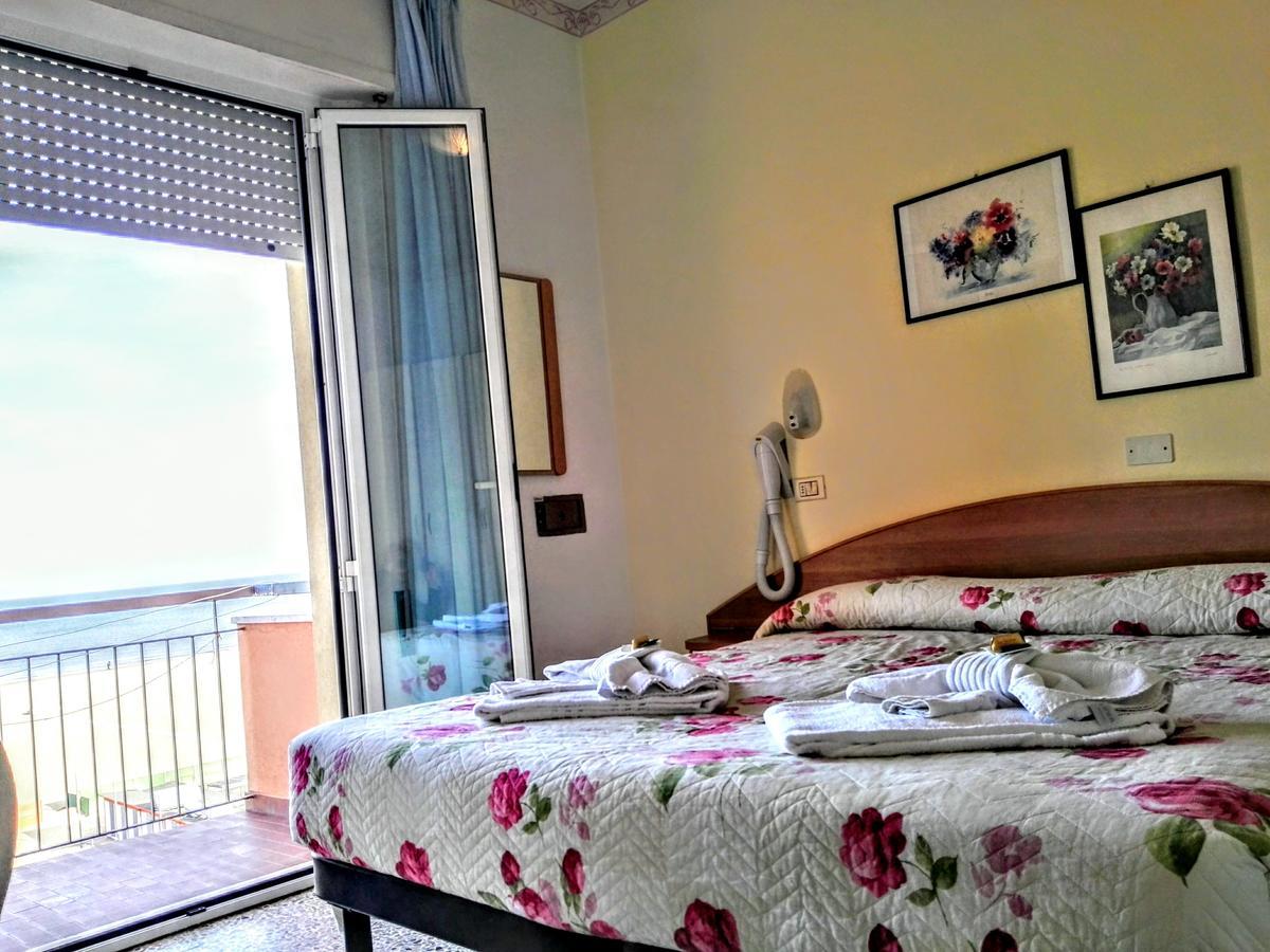 Hotel Sombrero Римини Экстерьер фото